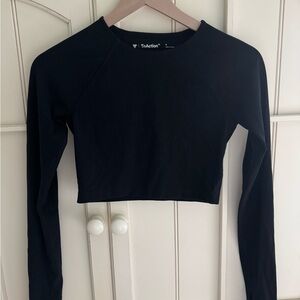 TNA action (aritzia) Black Long Sleeve Crop Top